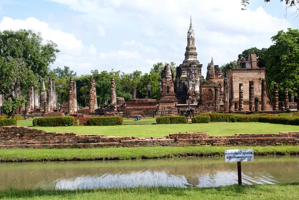 Wat Mahathat and pond — Stock Photo, Image