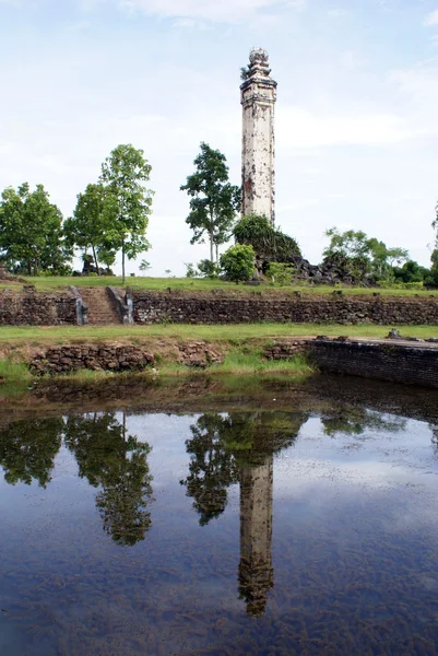 Башня и пруд — стоковое фото