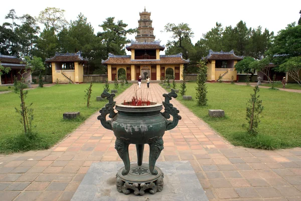 Пагода Тхіен му — стокове фото