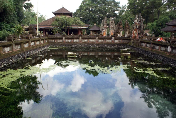 Бассейн и храм — стоковое фото