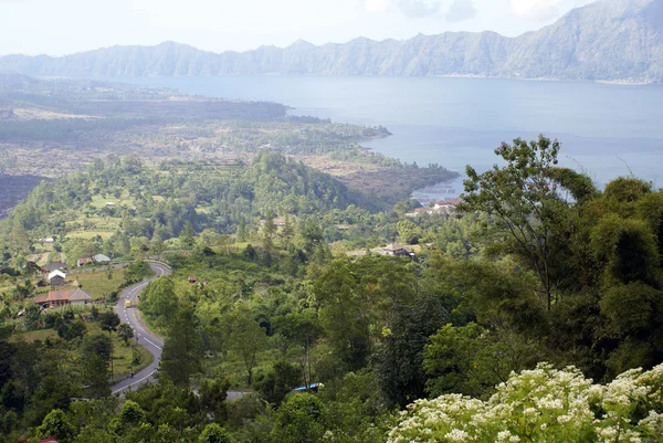 Road, göl ve volkan — Stok fotoğraf