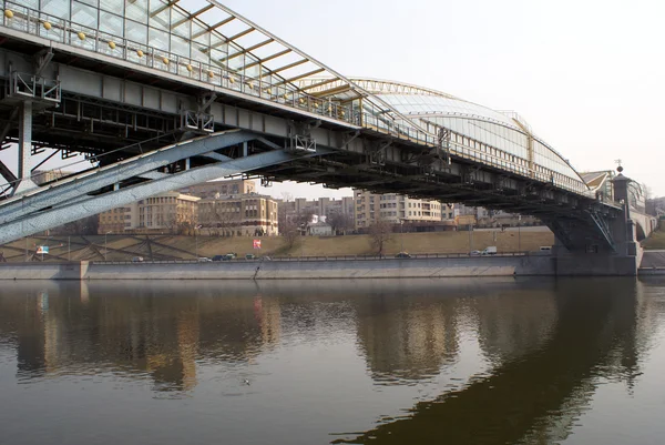 Puente a través del río —  Fotos de Stock
