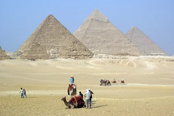 Turisti e piramidi — Foto Stock
