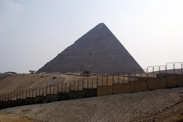 Cerca e pirâmide — Fotografia de Stock
