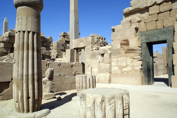 Säulen und Obelisk — Stockfoto