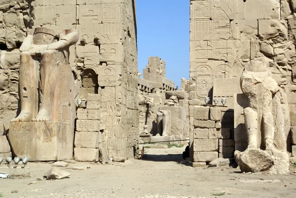 Pared, portón y estatuas en Karnak —  Fotos de Stock