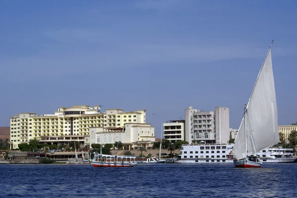 Barcos y hotel — Foto de Stock