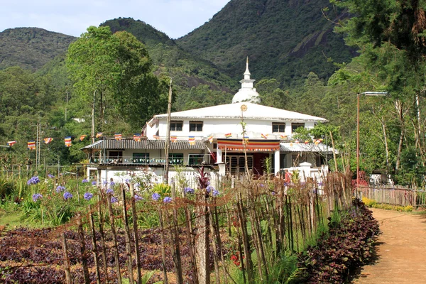 Ogród i świątynia — Zdjęcie stockowe