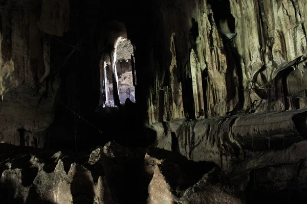 Внутри темной пещеры — стоковое фото