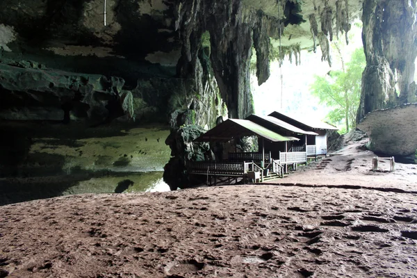 Деревянный дом в пещере — стоковое фото