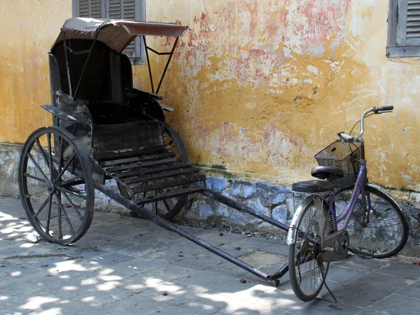 Bicycle and riksha — Stock Photo, Image