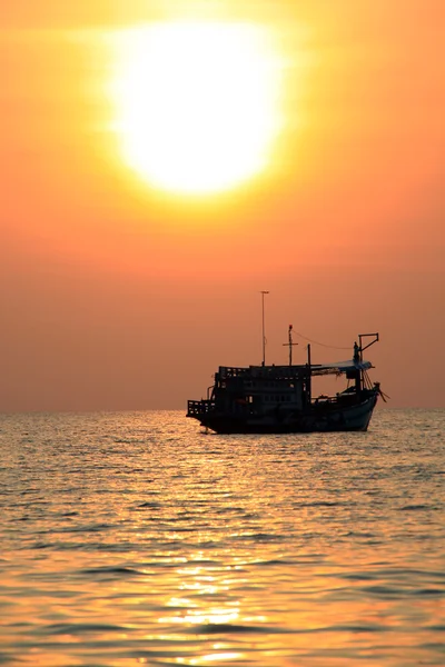 船和太阳 — 图库照片
