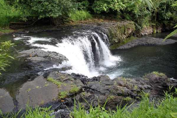 Fluss und Wasserfall — Stockfoto