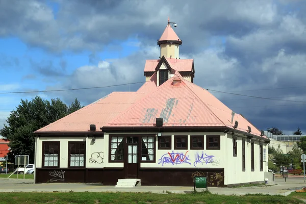 Κτίριο με ροζ στέγη — Φωτογραφία Αρχείου