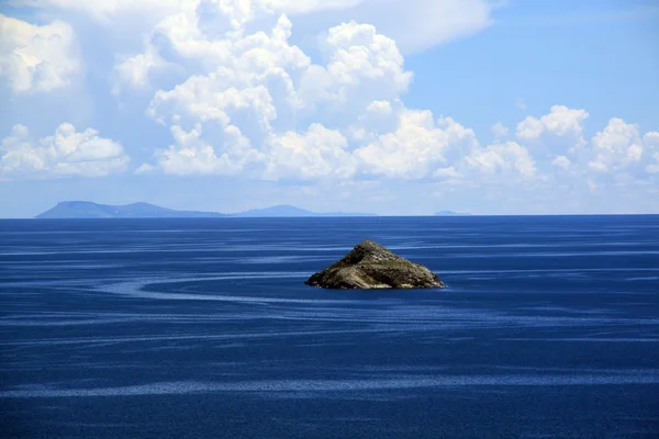 Agua azul y pequeña isla — Foto de Stock