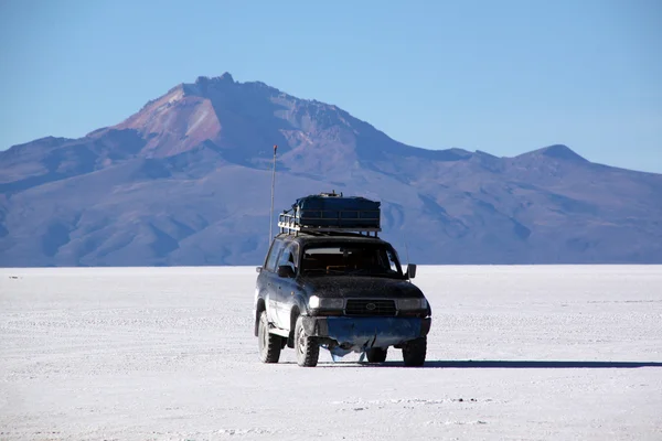 Carro e deserto de sal — Fotografia de Stock