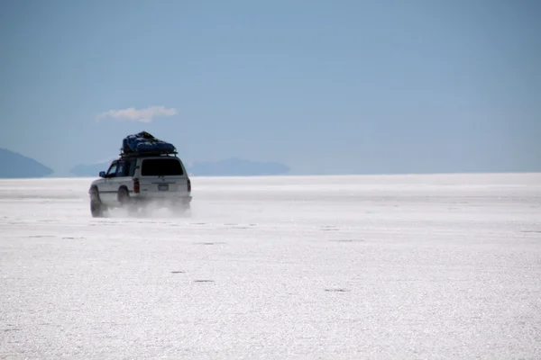 Автомобиль и соленое озеро — стоковое фото
