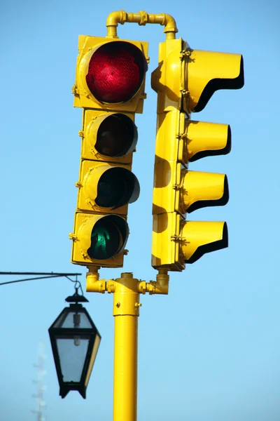 Luz amarela da rua — Fotografia de Stock