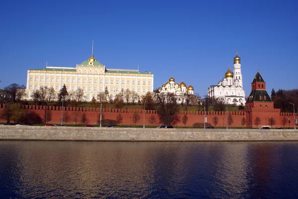 Kreml rote Mauern und Palast — Stockfoto
