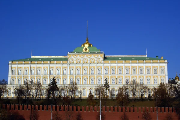 Grande palácio do Kremlin e paredes vermelhas — Fotografia de Stock