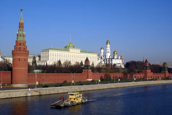 Κρεμλίνο και βάρκα — Φωτογραφία Αρχείου