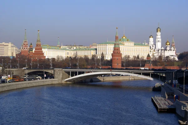 Straßenbrücke und Kreml in Moskau — Stockfoto