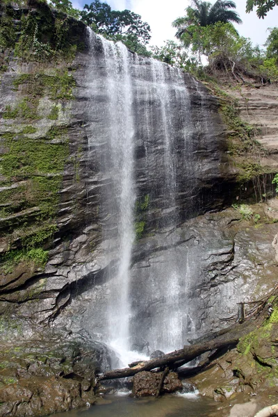 Rock och vattenfall — Stockfoto