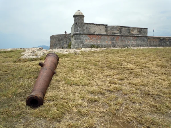 Ржавая пушка и крепость — стоковое фото