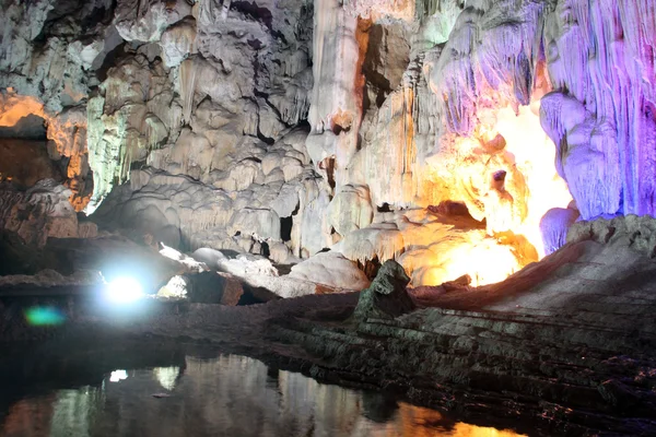 Lac dans la grotte — Photo