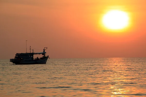 Солнце и лодка — стоковое фото