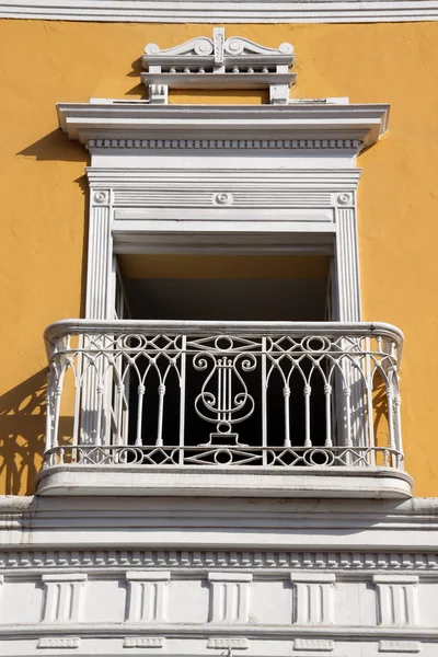 Gelbe Wand und weißer Balkon — Stockfoto