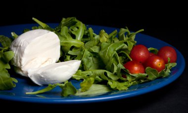 bir mozzarella salatası