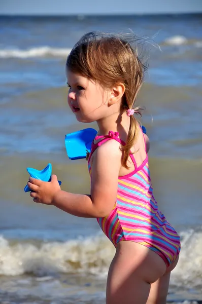 小小的学龄前儿童女孩海滩画像 — 图库照片
