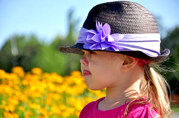 Portret van schattig klein meisje tonen een tong — Stockfoto