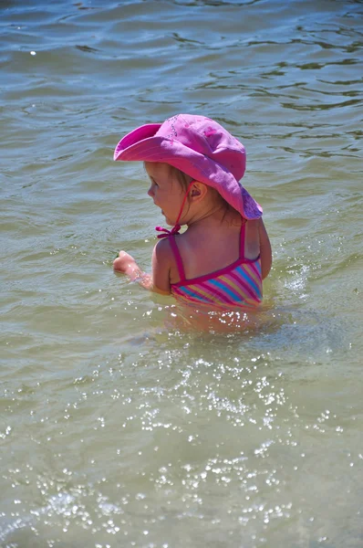 Petite fille tout-petit jouant dans l'eau — Photo