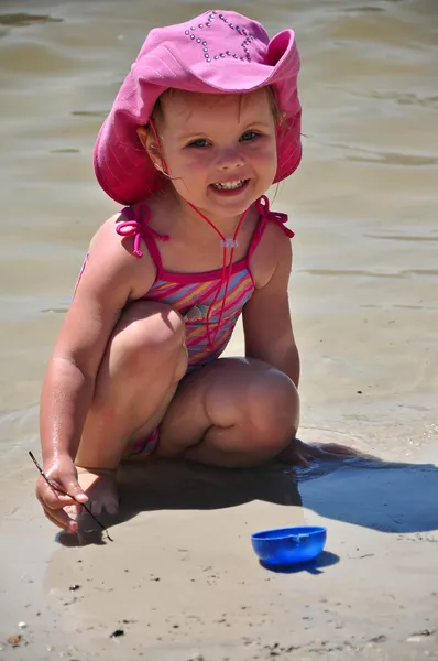 Lilla barn girl spelar på stranden — Stockfoto