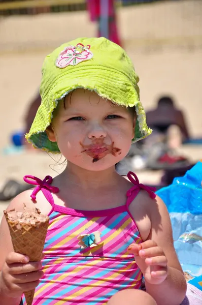 Little girl in sunglasses eating ice cream — Stok fotoğraf