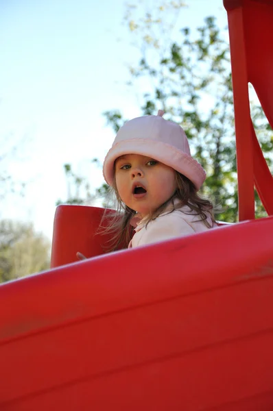かわいい女の子の幼児がスライドに乗るつもりです。 — ストック写真