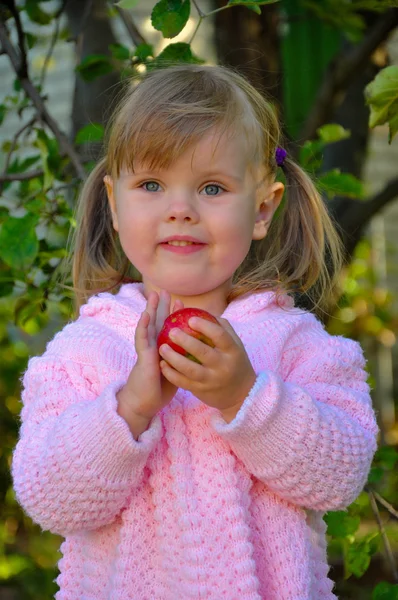 Πορτρέτο του την όμορφη κοπέλα που κρατά ένα μήλο — Φωτογραφία Αρχείου