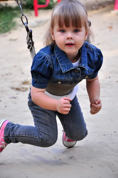Όμορφο μικρό παιδί κορίτσι ιππασία στην κούνια — Φωτογραφία Αρχείου