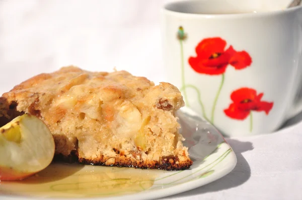Placa de tarta de manzana con manzanas frescas con miel y taza de té Imagen de stock