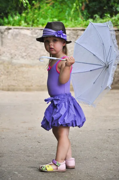 Şemsiye Street ile yürümeye başlayan çocuk kız - Stok İmaj