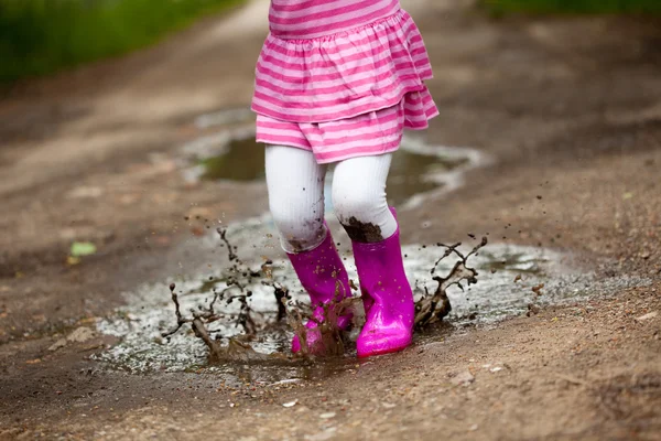 Girl in a puddle — Stock Photo, Image