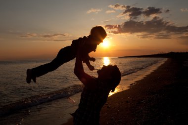 mutlu anne ve çocuk silhouettes