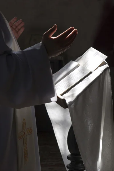 Gebet in irgendeiner katholischen Kirche — Stockfoto