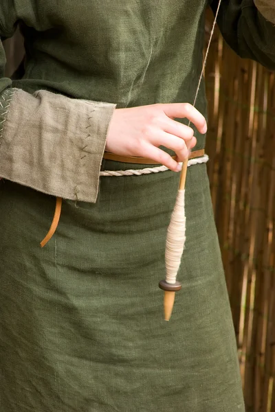 スピナーのコットン糸 - 伝統的な職人技を回転 — ストック写真