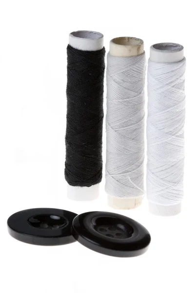 Carretéis com fio de algodão e botões — Fotografia de Stock