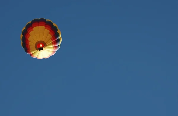 Balon berrak mavi gökyüzünün — Stok fotoğraf