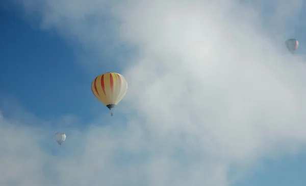 雾中的气球 — 图库照片