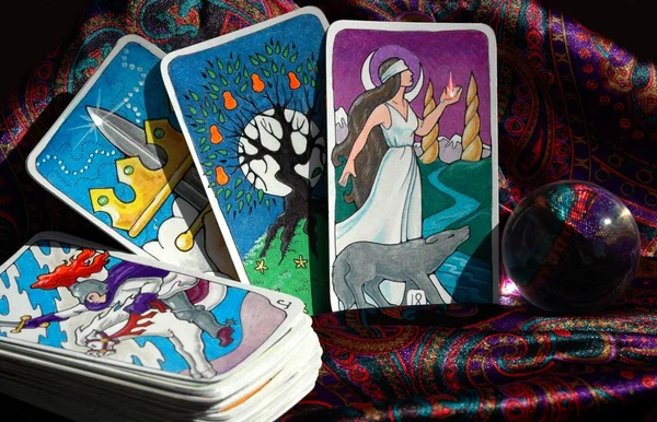Tarotkarten und Kristallkugel — Stockfoto
